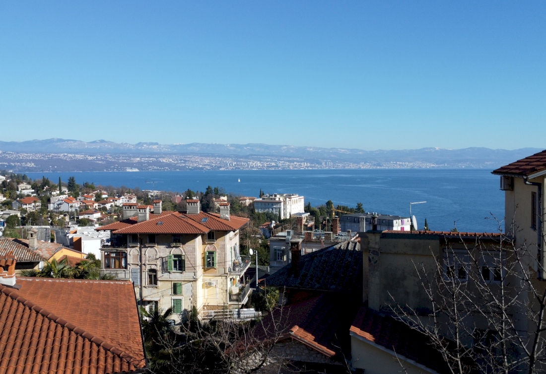 Grundstück mit Meerblick und Baugenehmigung zu verkaufen - Lovran, Opatija Riviera