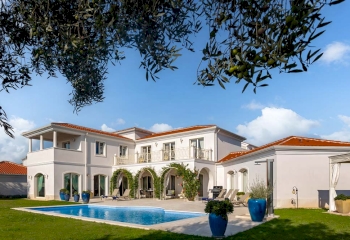 Luxuriöse Villa im Palazzo-Stil in Istrien mit Pool und Meerblick